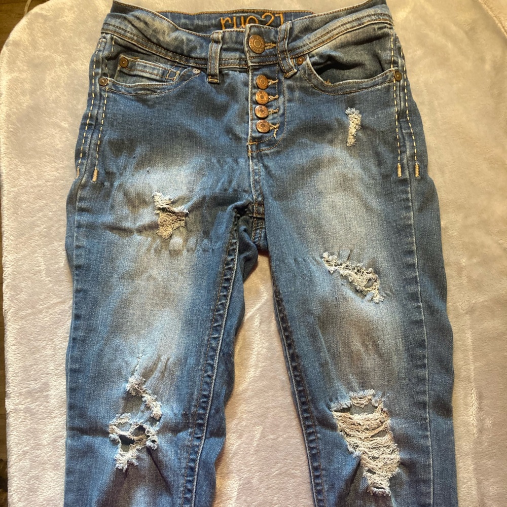 Rue 21 ripped Jean pants woman’s size 0. Ripped bluejeans with multiple buttons.